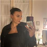 Diplomata in lingue (inglese, spagnolo e tedesco). Ora studentessa universitaria